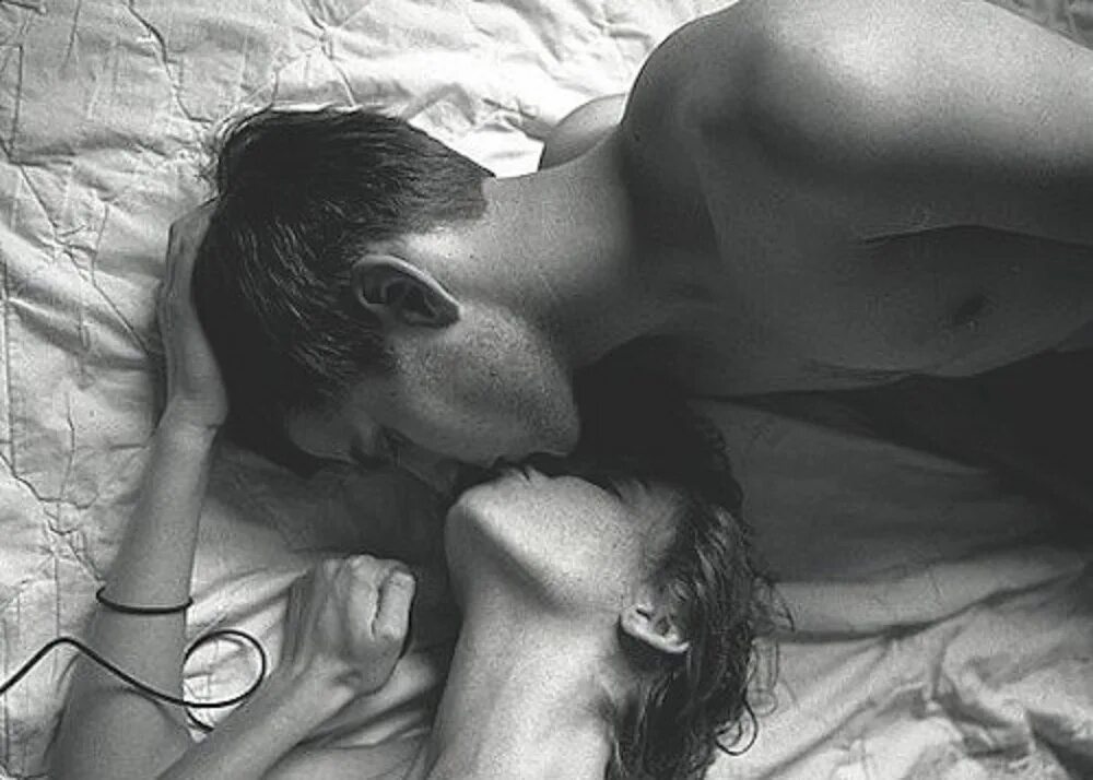 Очаровательная страстное. Нежности в постели. Объятия в постели. Утренний поцелуй. Страстный поцелуй.