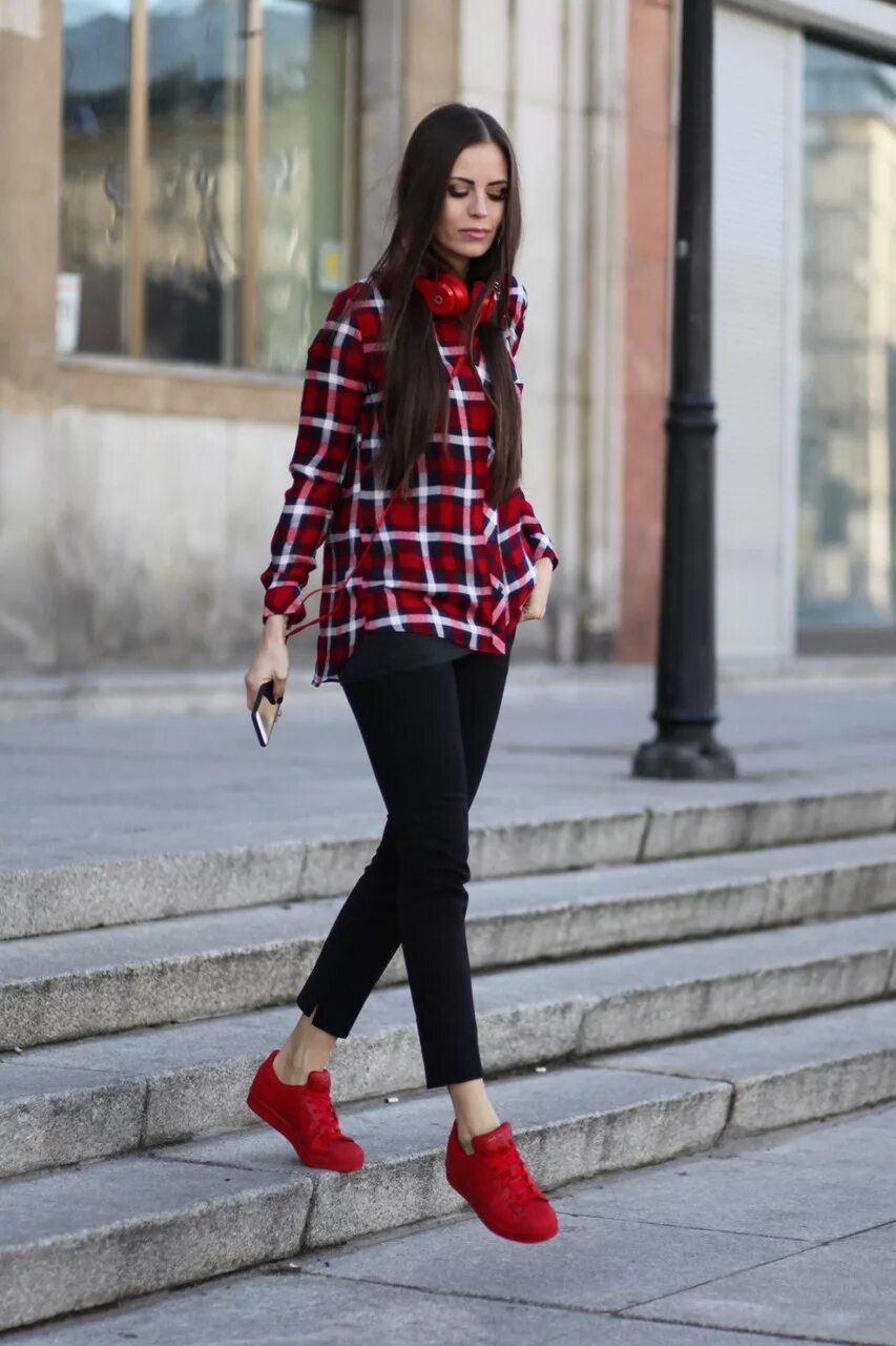 брюнетки в спортивном стиле. кроссовки с платьем. широкие джинсы с кроссовками. луки с красными кедами. образ с красными кроссовками.