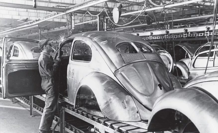 Volkswagen первый автомобиль. Фольксваген Жук 1940. Фольксваген 1936. Первый завод Фольксваген в 1938.