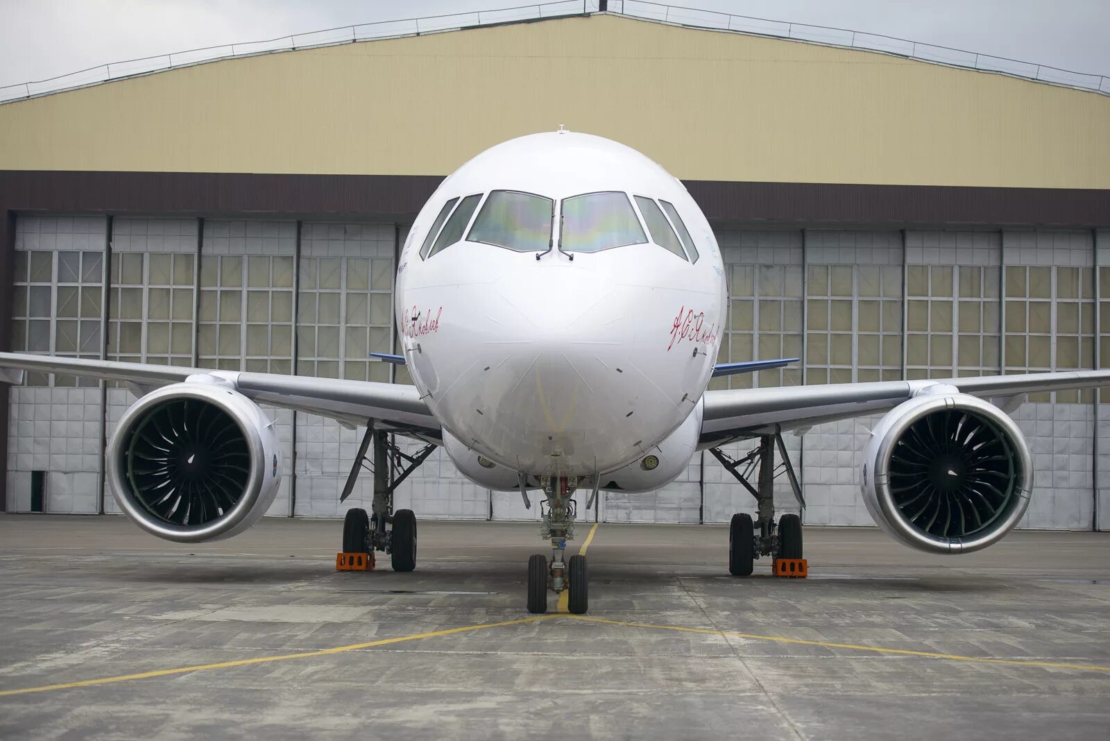 Видом 21. МС-21 нос. МС 21 спереди. Нос самолета. МС-21 вид спереди.