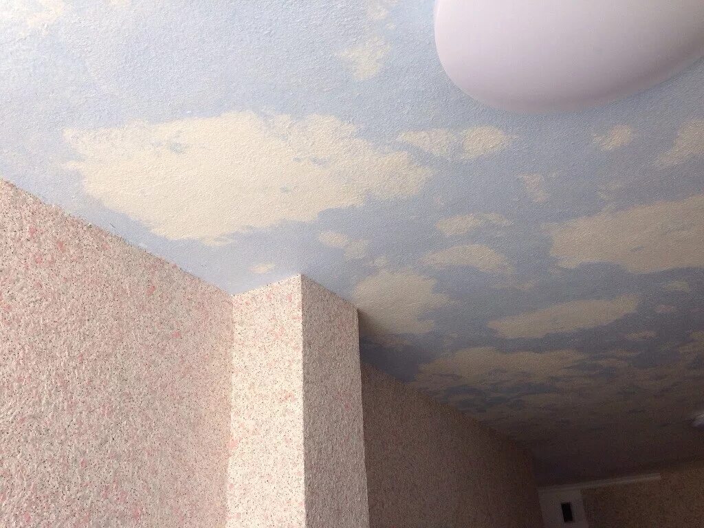 жидкий потолок своими руками. оштукатуренный потолок. нанесение жидких обоев на потолок. жидкие обои на потолке декор. потолки покрытые жидкими обоями.