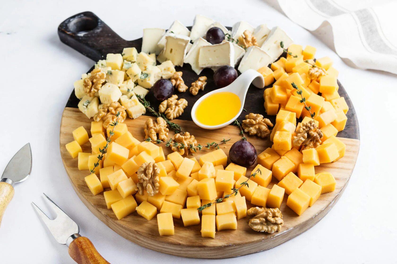сыр на тарелке. сыр нарезка. сырная нарезка. Casa leone сырная тарелка. холодные закуски сырная тарелка.