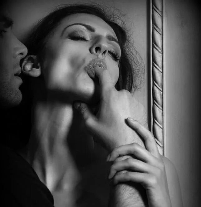 Девушка закрывает рот. Облизывает палец. Девушка зажимает рот девушке. Девушка зажимает рот девушке. Закрыть рот.