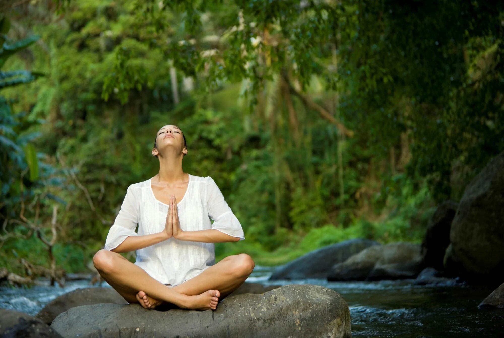 Йог лица. Алена Тихонова медитация Meditopia. Ананда мадирасана. Трегубова Елена Кундалини йога. Девушка медитирует.