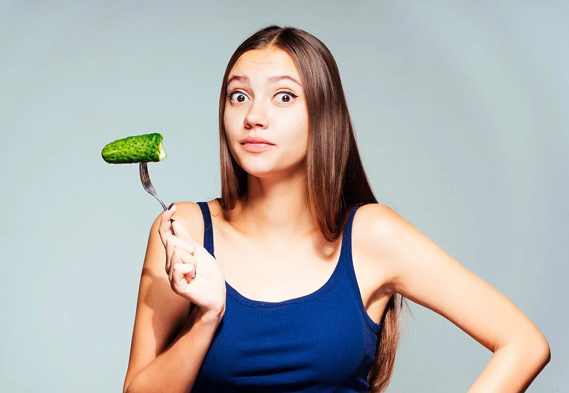 Женщину тянет на соленое. По моему я беременна меня тошнит от работы. Я беременна меня тошнит от работы и тянет на соленое море. Девушка ест соленый огурец. Топ 10 анекдотов.