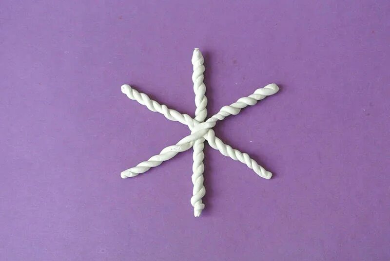 новогодняя снежинка из пластилина. снежинка из жгутиков пластилина. снежинку вылепленную из пластилина. снежанка из пластилина. пластилиновая снежинка.