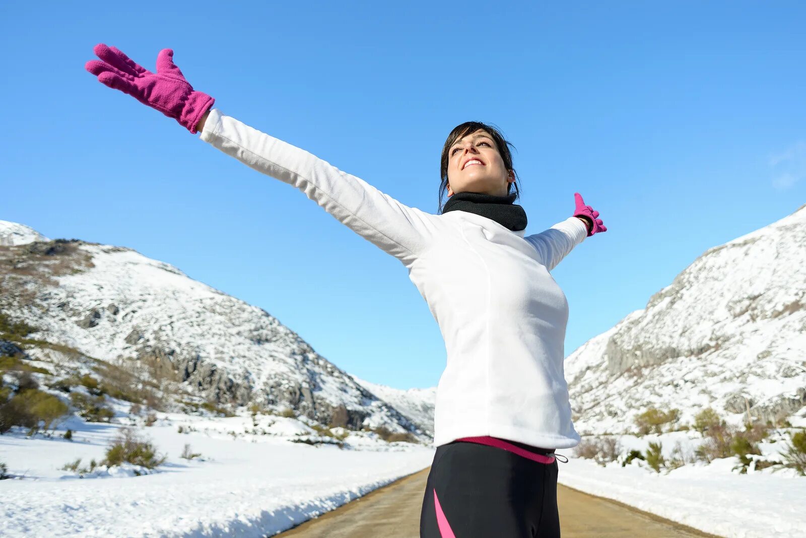 Свежий холодный воздух. Занятия спортом на свежем воздухе. Здоровье зимой. Тренировки зимой на свежем воздухе. Зимняя зарядка.