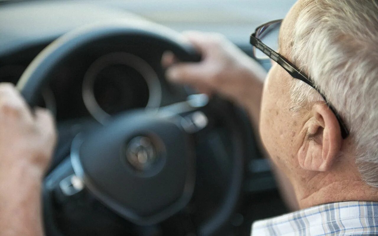 внук шофер из за руля кланяется деду. счастливый мужчина за рулем. упр 93 русский 8 класс. мужчина за рулем сбоку. дедушка в машине.