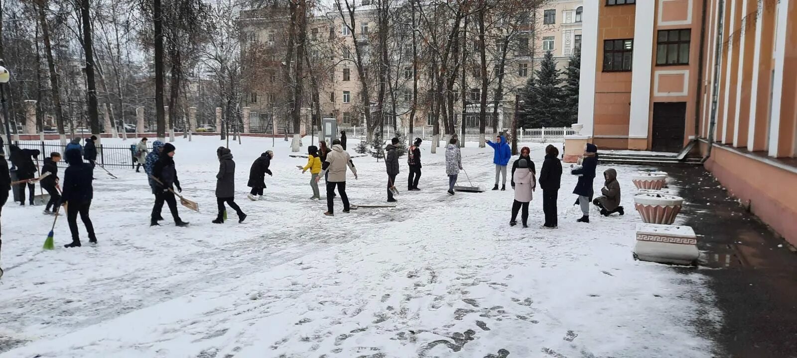 Снежка школа. Уборка пришкольной территории от снега. Обстрел снежками в школьном дворе. Снежная школа. Уборка снега в Нижнем Новгороде.