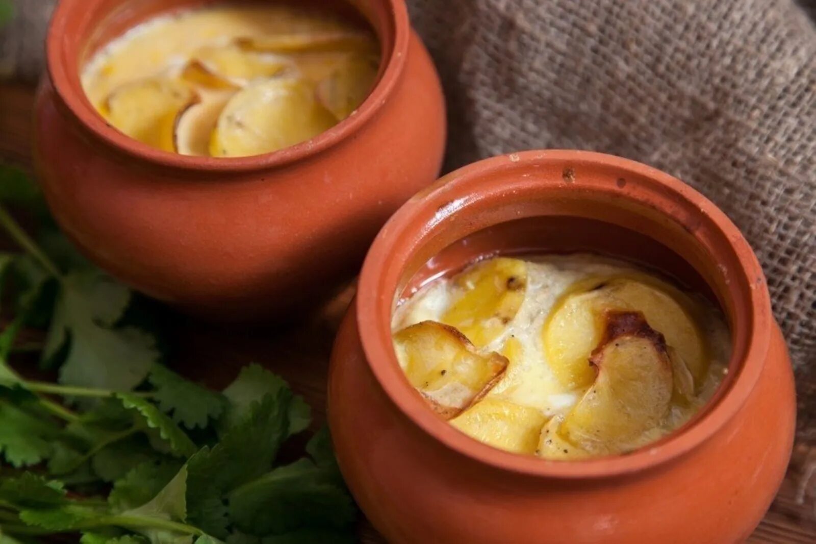 Рецепт вкусной картошки в горшочках