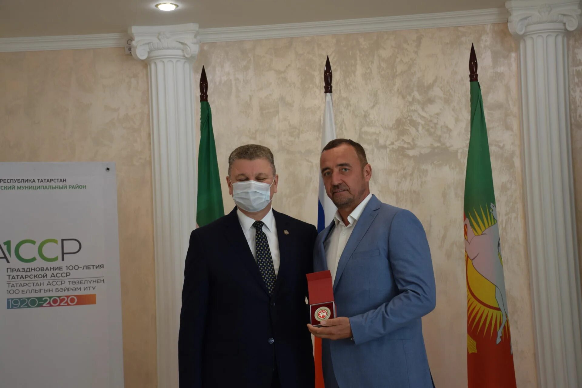 Памятный знак 100 лет образования тасср. 100 летие тасср. 100 лет татарстана. Логотип к 100 летию тасср. 100 лет республике татарстан.