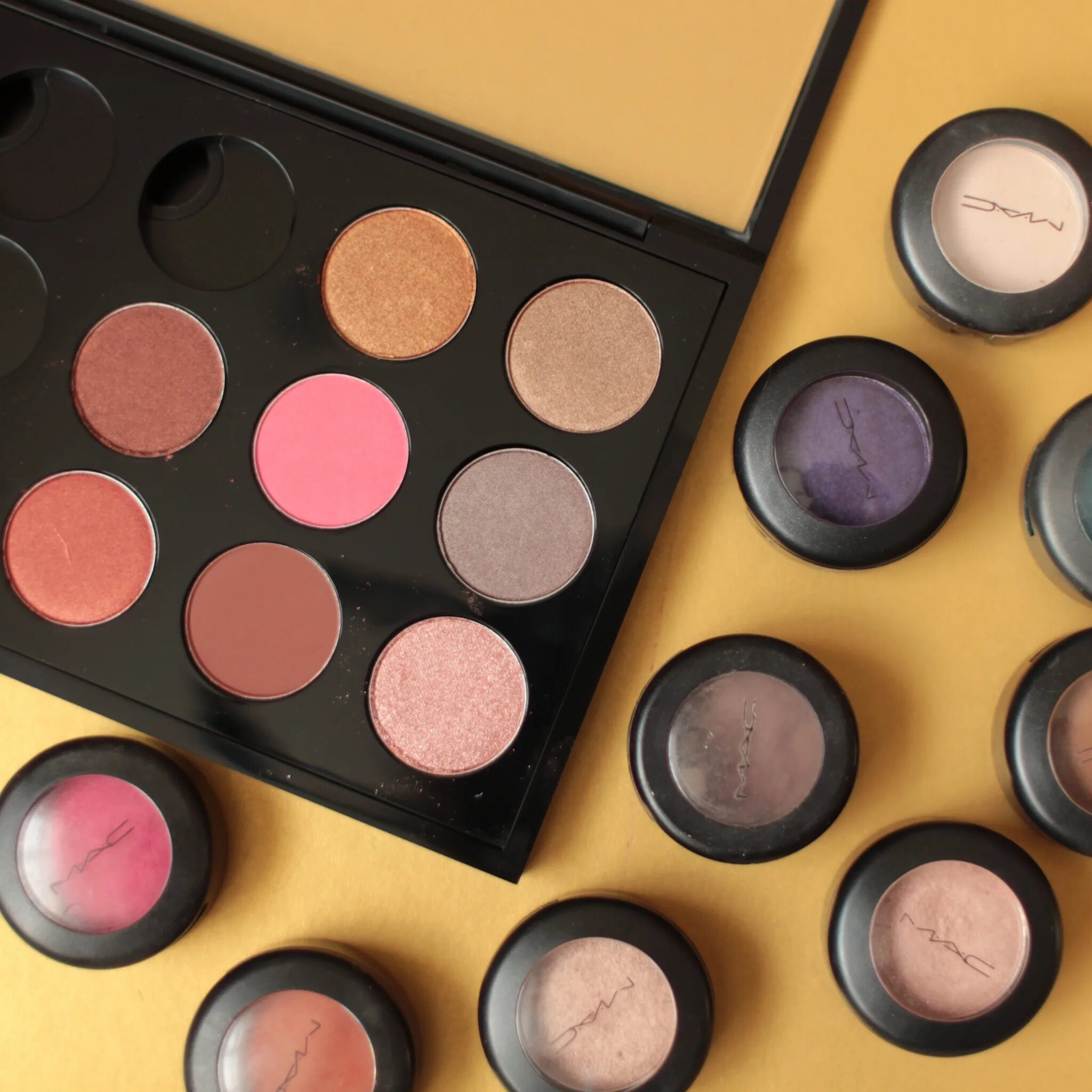 Палетка mac. Тени mac a55. mac amber palette. mac eyeshadow т 09. mac палетка 22.