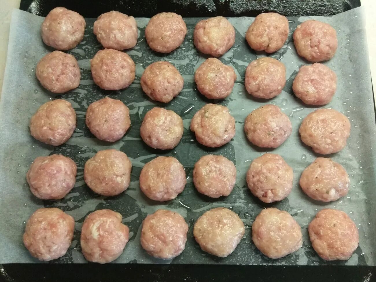 Сколько варятся тефтели из фарша. Тефтели сырые. тефтели из свинины и курицы. котлеты на пергаменте без масла нм газу.