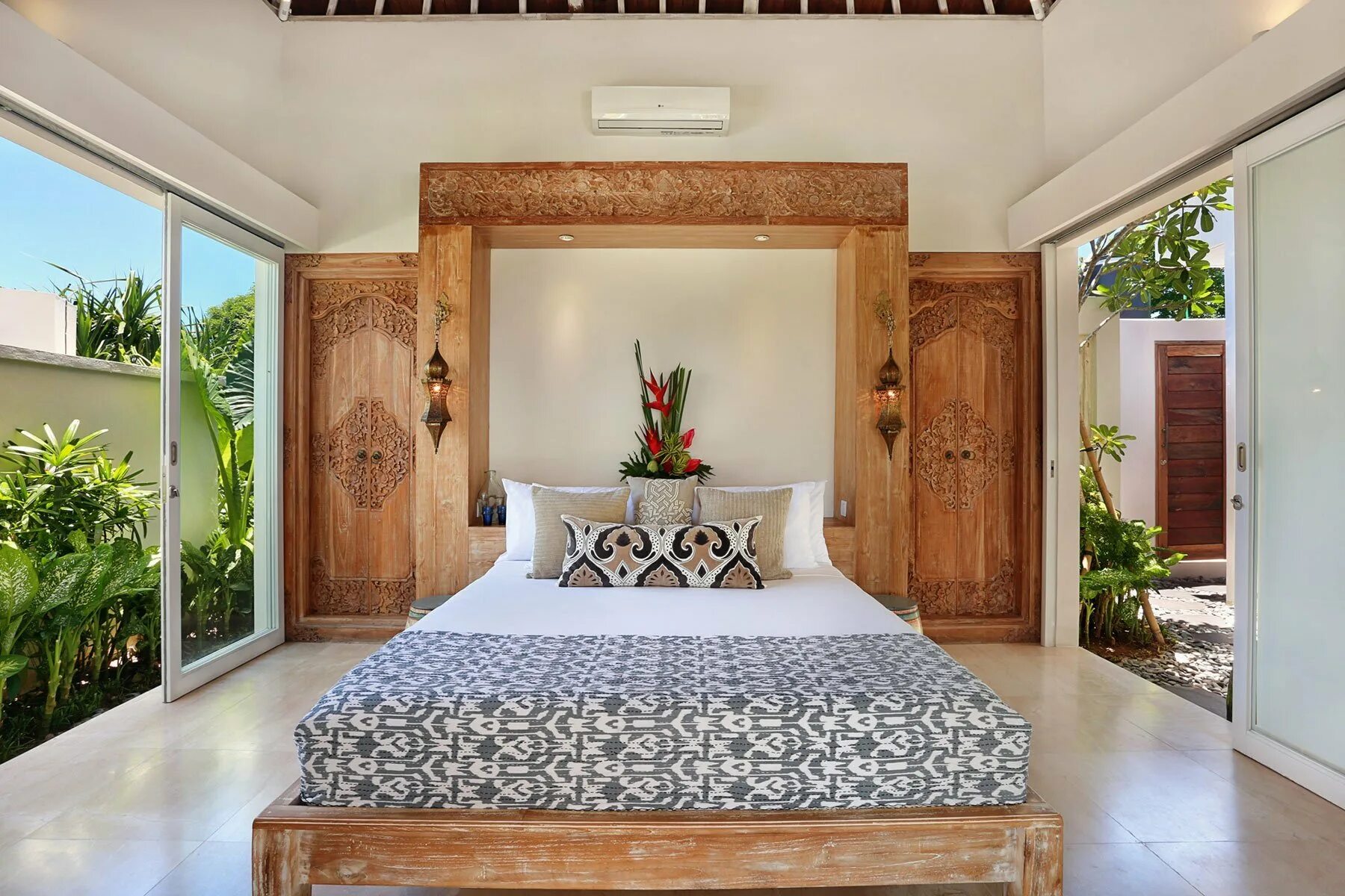 Интерьер Бали стайл. Интерьер спальни в балийском стиле. Бали декор Бали. Вилла Бали колониальный стиль.
