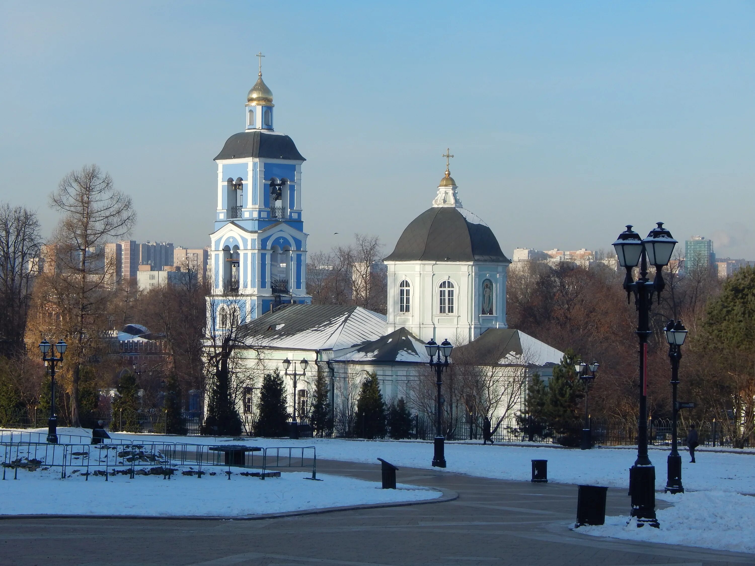 Покровское царицыно. Церковь Царицыно Москва. Синяя Церковь в Царицыно. Царицыно храм Цецеры. Метро Царицыно Церковь.