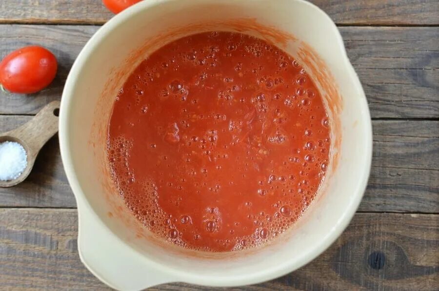 Подлива сметана мука томатная паста. Пюре с томатной пастой. Щи без томатной пасты. Приготовление томатного пюре. Сметана и томатная паста.