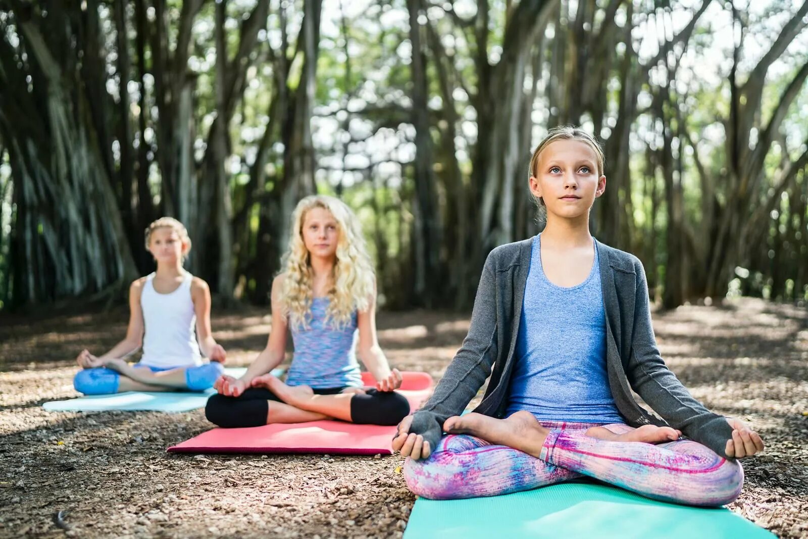 подростки занимаются йогой. пилатес для детей. девушки подростки занимаются йогой. йога для девочек. йога девочки подростки.