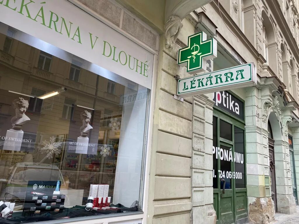 Сеть аптек столица. Аптека столицы дмитровское шоссе 37. аптека в великобритании. европейские аптеки. аптека в европе.