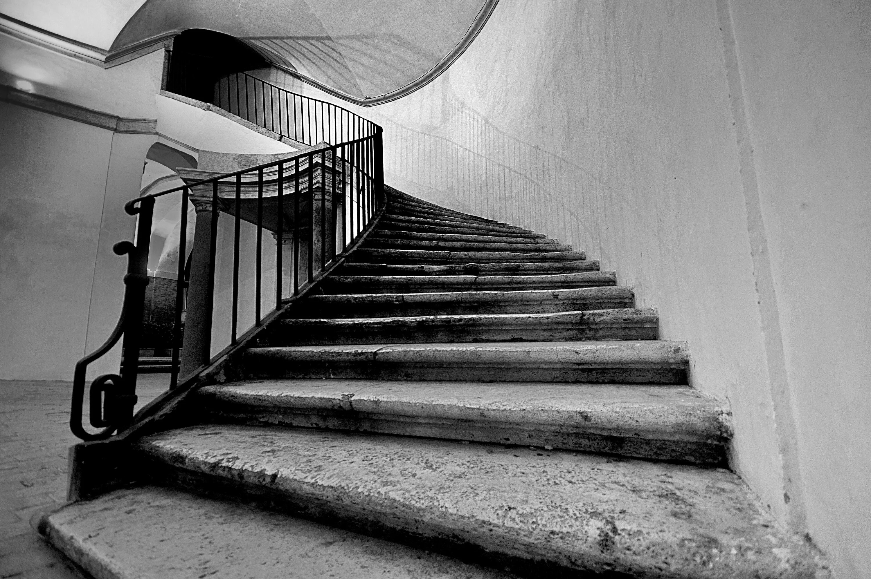Сходи сейчас. Старая лестница. Красивые лестницы. Лестница вверх. Старые ступеньки.