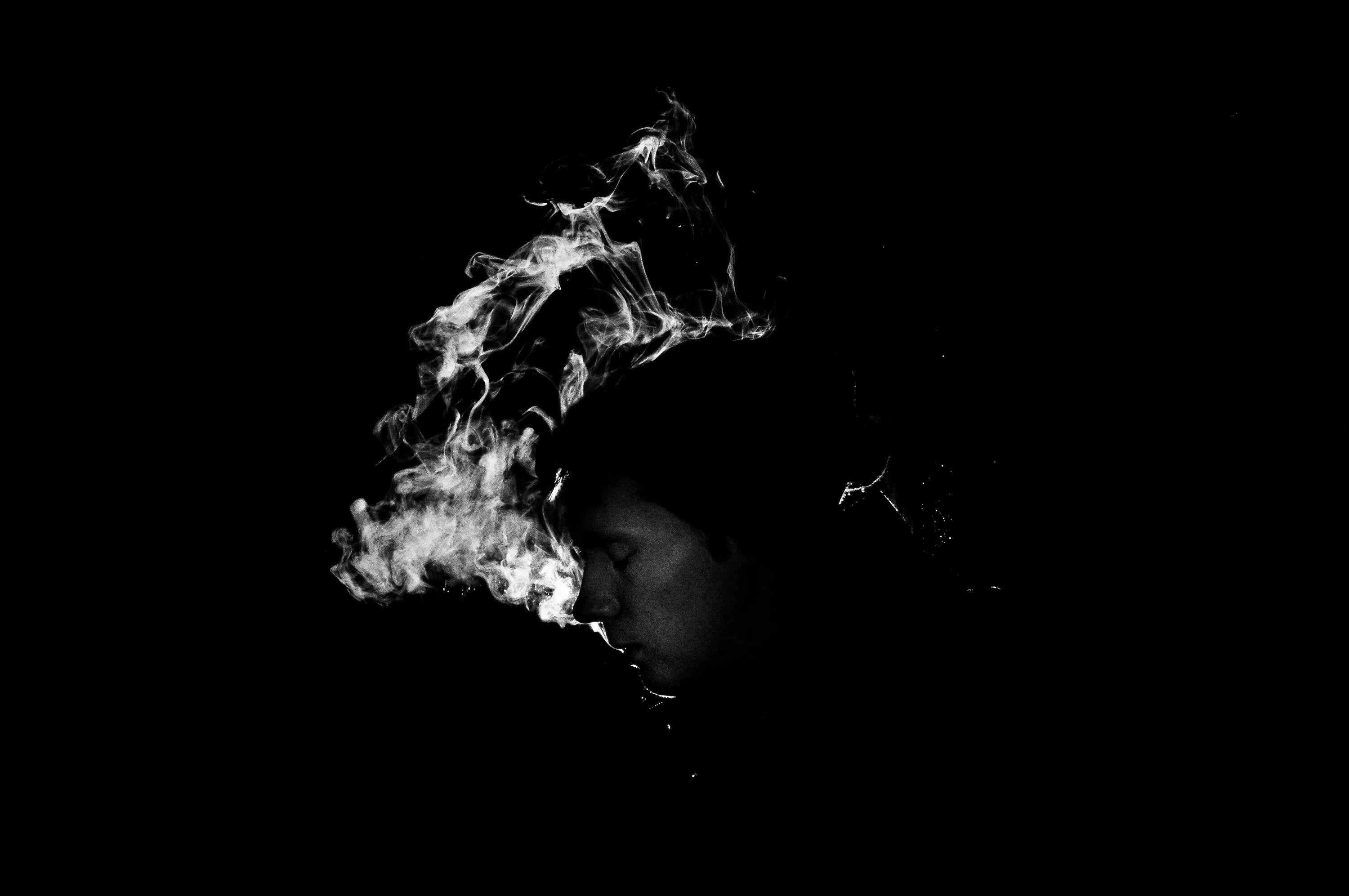 Воздух на черном фоне. Дым силуэт. Человек из дыма. Дым в темноте. Силуэт из дыма.