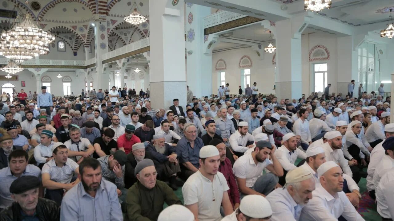 Как совершать праздничный намаз ураза. Мечеть всех мусульман в Дагестане. Намаз салят. Салят уль ИД. Салятуль Куртубият.
