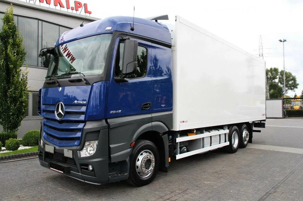 Купить мерседес рефрижератор. Mercedes Actros 2542. Mercedes Actros 2542 6x2. Мерседес Актрос рефрижератор. Мерседес Актрос 10 тонник.