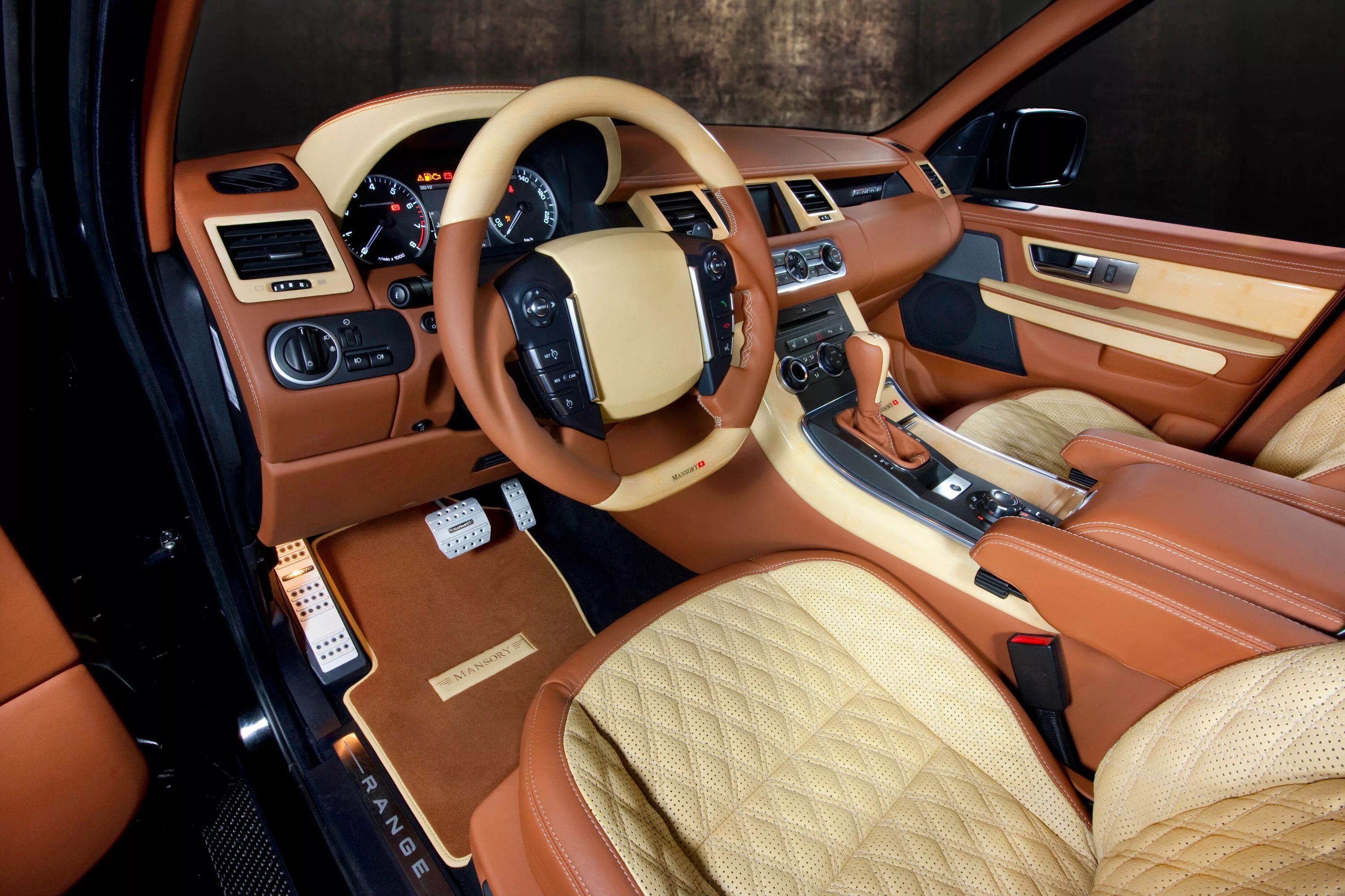 Салон автомобиля. Порше 911 салон тюнинг. Aston martin vanquish 2005 салон. Девушка в салоне автомобиля. Лянча тезис салон.