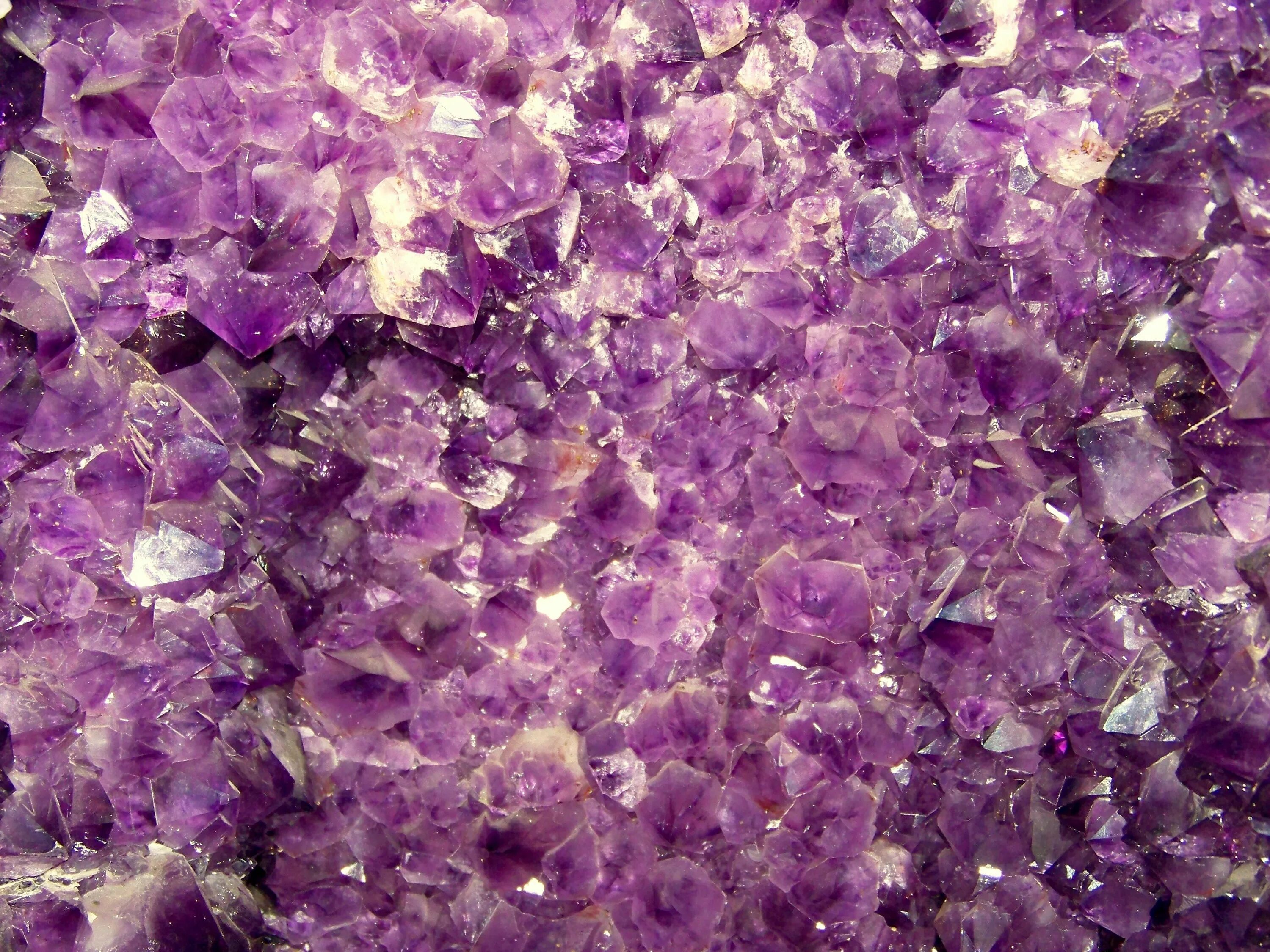 Камень аметист фиолетовый кварц. Фиолетовый кварц аметист. Фиалковый аметист. Фиолетовый кварц Кристалл.