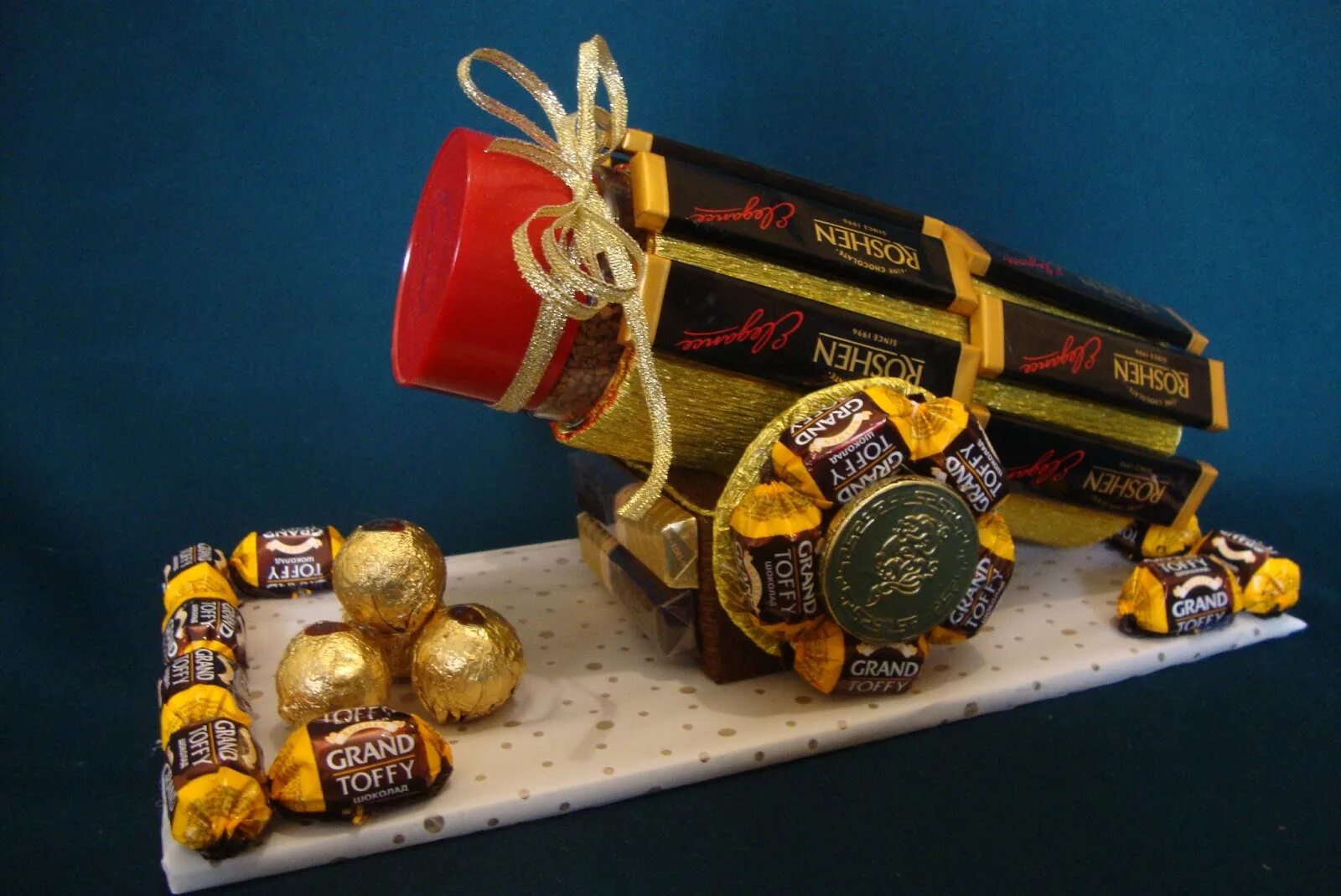Необычные сладкие подарки. Танк из конфет птичье молоко на 23 февраля. Подарок из конфет мужчине на 23 февраля. Подарок на 23 февраля из сладостей. Сладкий подарок на 23 своими руками.