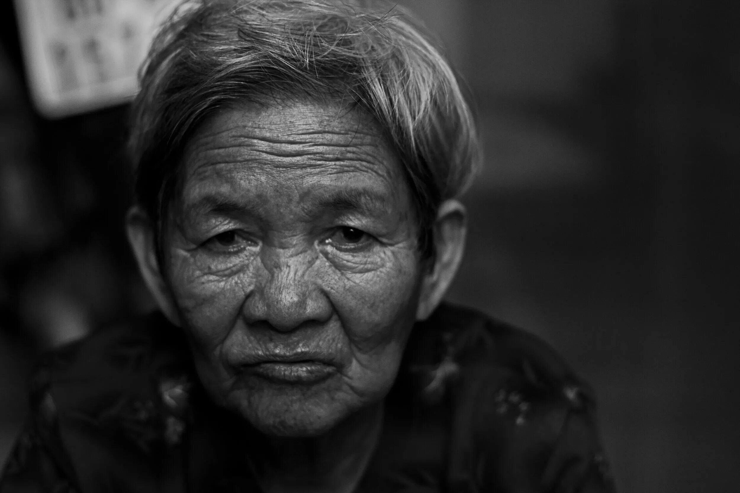 Портреты старых людей. Черно белые портреты пожилых людей. Депрессивные фото портреты. Фото лица старых людей. Японский старая мама