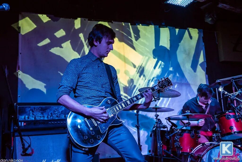 Аксень что это. Одиноко группа. Земляне - одиночество (2019). Одинокий музыкант с гитарой. Bzik группа.