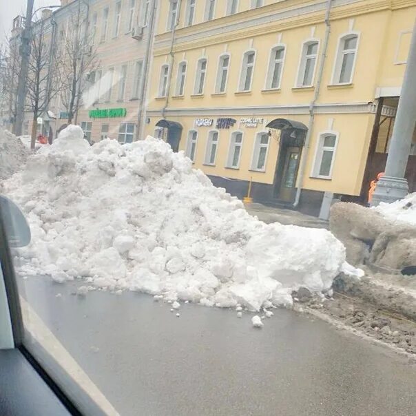 Появятся сугробы. Кучка снега. Много снега в Москве. Большая куча снега в Москве. Куча снега на большой Переяславской.