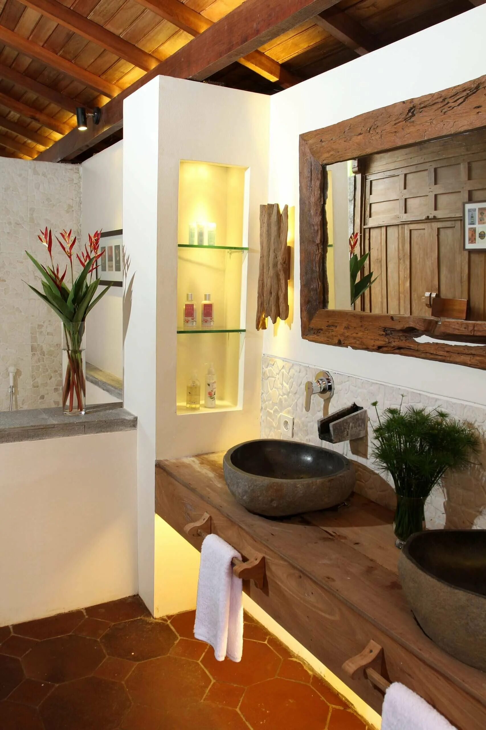 Интерьер спа Балийский стиль. Ванна в балийском стиле. Уютная ванная комната. Ванные комнаты в стиле Бали.