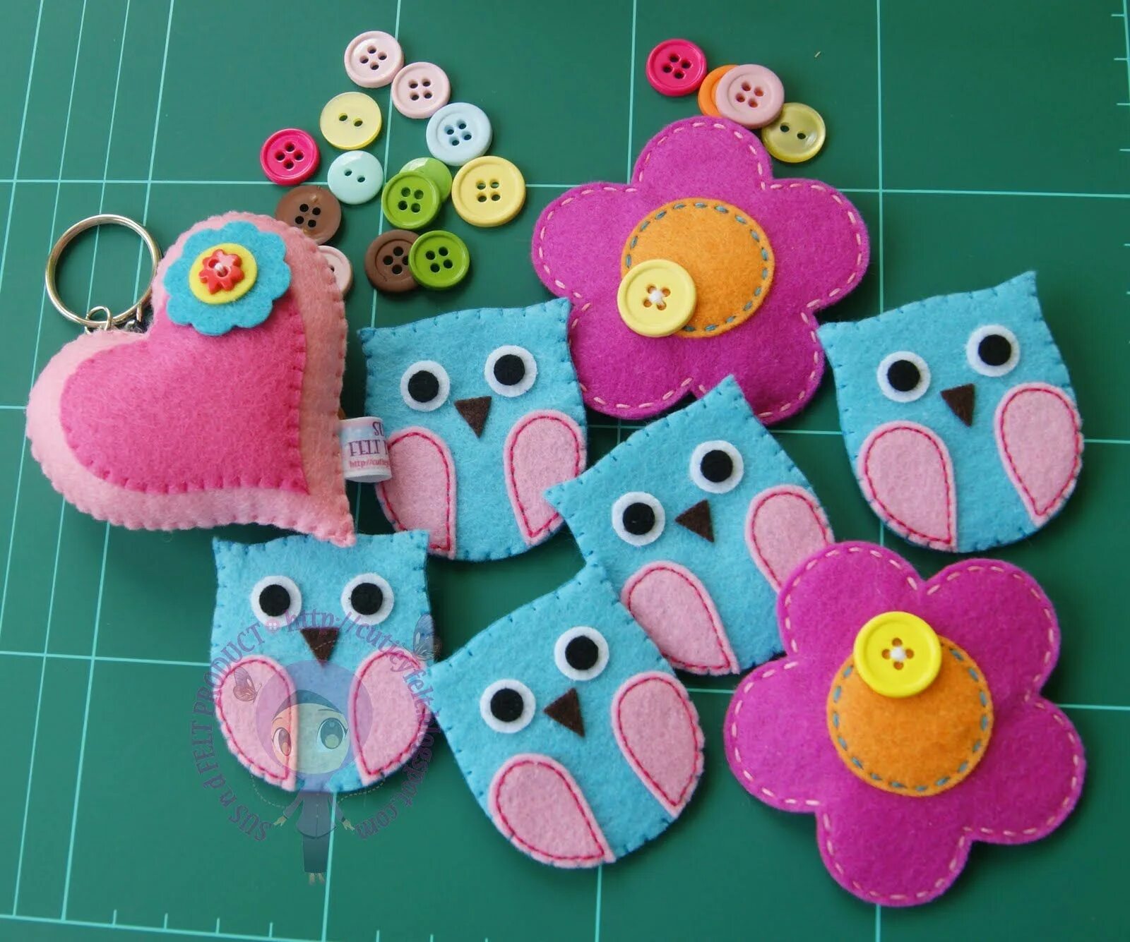Что сделать из фетра легко. Брелки из фетра. Котик из фетра. Брелочки из фетра. Фетровые игрушки.