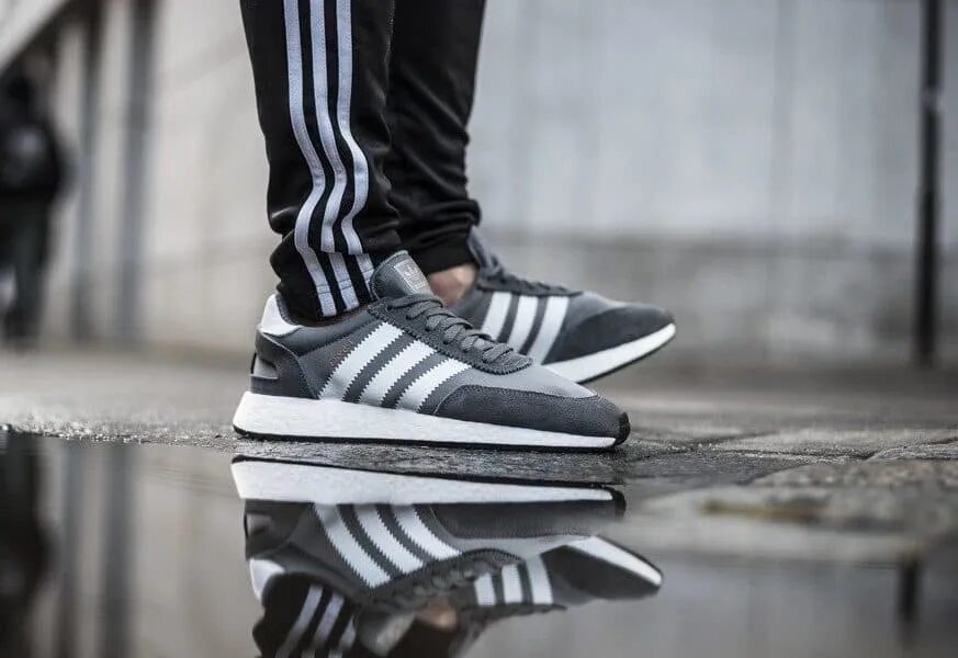 Adidas серые кроссовки. Adidas Iniki. Adidas Iniki серые. Адидас иники мужские серые. Адидас Grey 2020.