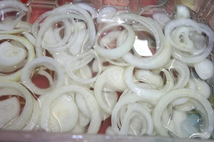 Замочить шашлык в уксусе и луке. Маринованный лук к шашлыку. рыба на луковой подушке в духовке. мясо на луковой подушке. шашлык в духовке на луковой подушке.