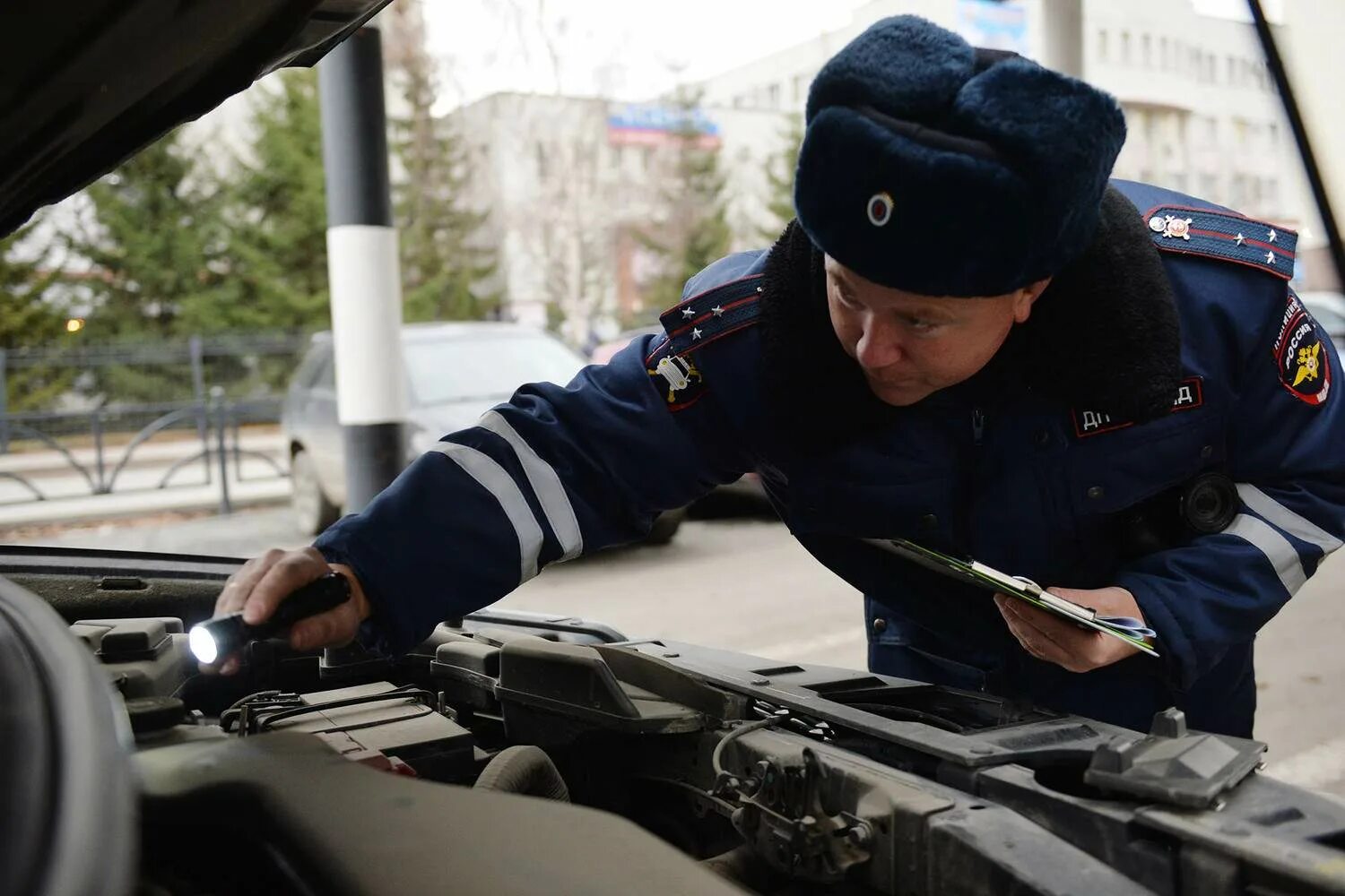 Водители граждане рф. Осмотр машин в ГИБДД. Инспектор ДПС. Техосмотр ГИБДД. ДПС осматривает автомобиль.