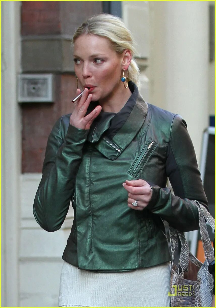 кэтрин хейгл 2007. катрин денев с сигаретой. курящие звезды голливуда. знаменитости с сигарой. арнольд шварценеггер.