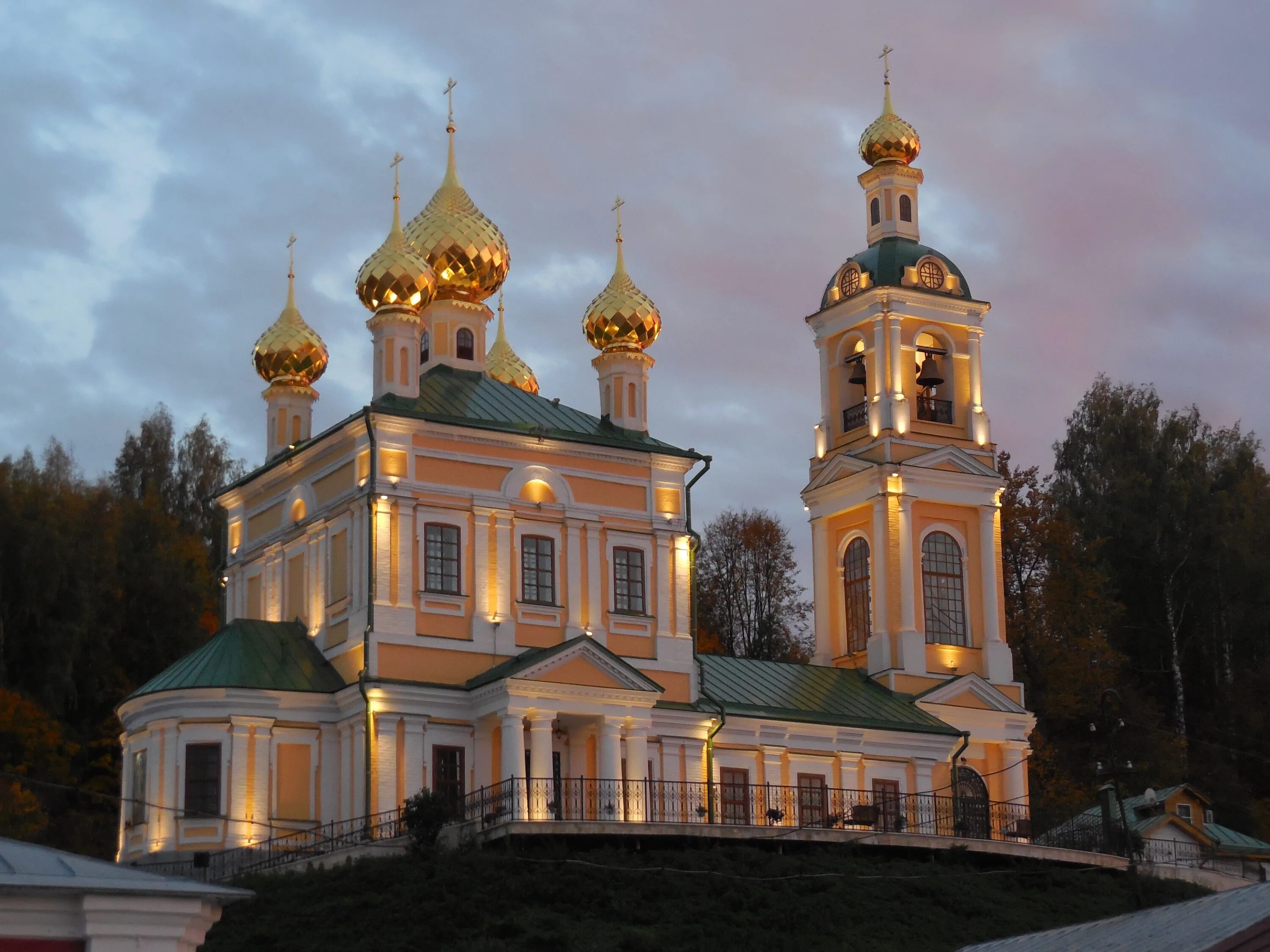 Воскресный район. Воскресенская Церковь плёс. Каменная Воскресенская Церковь в Плесе. Храм Воскресения Христова Плес. Плёс Церковь Воскресения Христова (1817),.