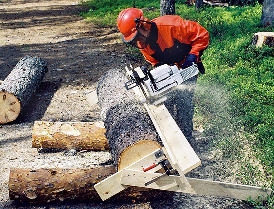 Что можно делать пилами. Насадка Logosol big Mill Timberjig. Приспособление для распиловки бревен Stihl. Logosol торцовочная электропила. Приспособления на штиль для распиловки бревен.