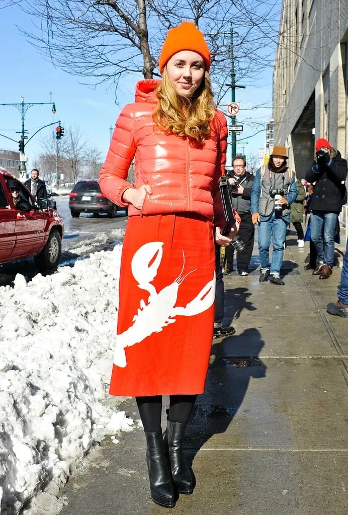 шапка женская. Celine пуховик oversize red. оранжевая куртка какая шапка. цвет одежды для рыжеволосых. оранжевая шапка и шарф.