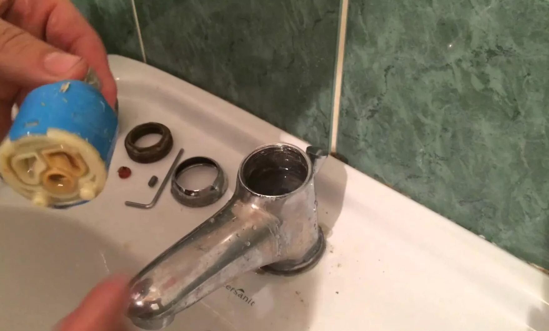 Почему в кране вода меняется