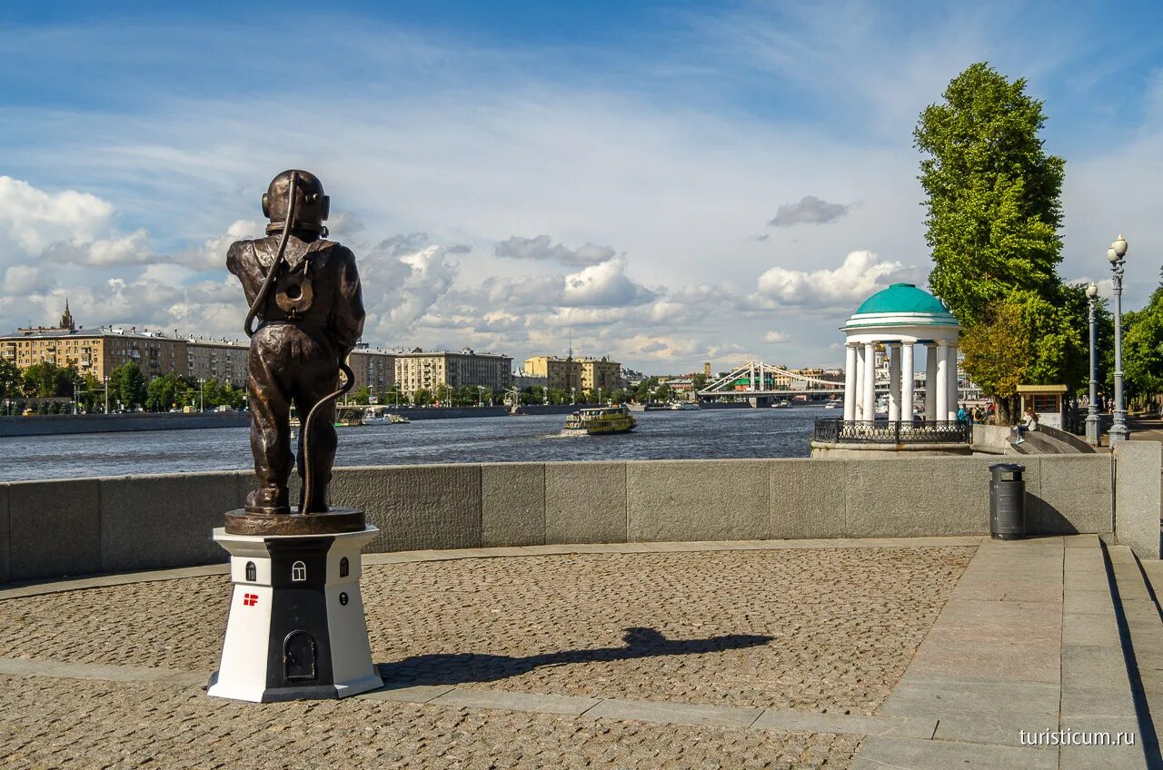 Стоять напротив парка. Парк Горького памятник. Памятник Горькому в парке Горького в Москве. Обелиск в парке Горького в Москве. Памятник в парке Горького Казань.