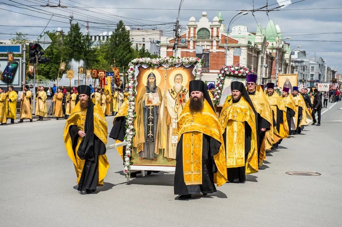 Крестный ход в белгороде сегодня во сколько. Православная Церковь крестный ход. Крестный ход (Церковь Покрова-на-Лузе). Храм Христа Спасителя в Москве крестный ход. Крестный ход вокруг храма.