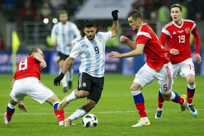 Игра футбол российский чемпионат. Современный футбол.