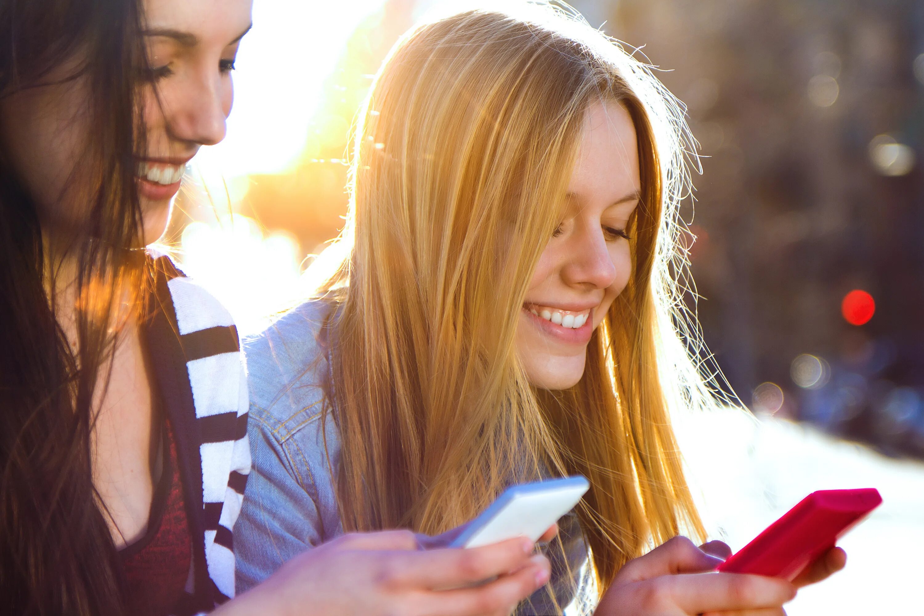 She chat to her friend. Открытая и общительная девушка. Chatting with friends. Чат подруг.