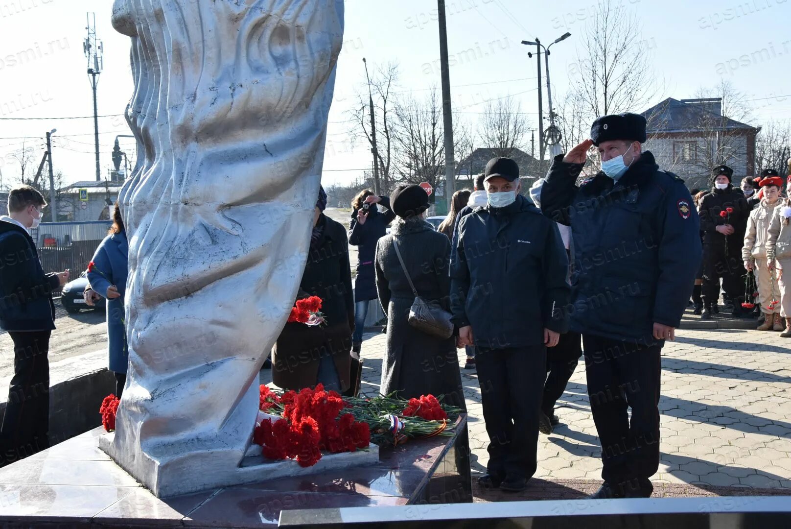 Памятник апшеронцам. 15 Февраля день памяти о россиянах исполнявших служебный долг. 15 Февраля день памяти россиянах видео. Скорбящая мать Апшеронск.