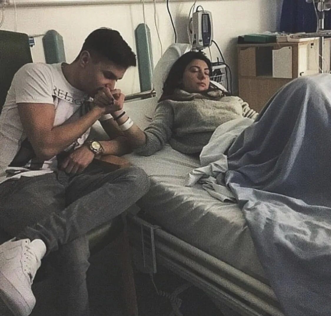 Девушка в больнице парень рядом. Парень и девушка в больнице. Влюбленные в больнице. Мужчина в больнице с девушкой.