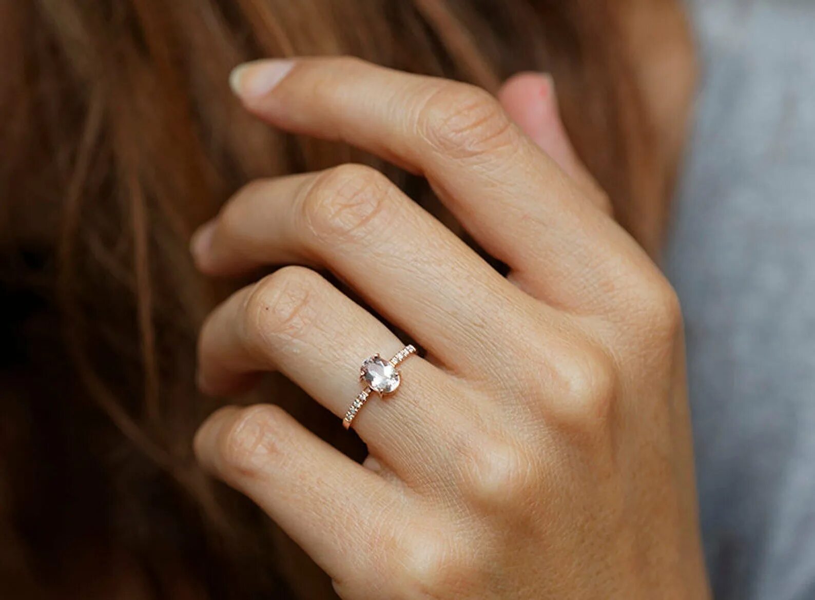 Простое кольцо девушке. Кольцо с бриллиантом на руке. Обручальное кольцо для девушки. Обручальное и помолвочное кольцо. Кольцо для предложения.