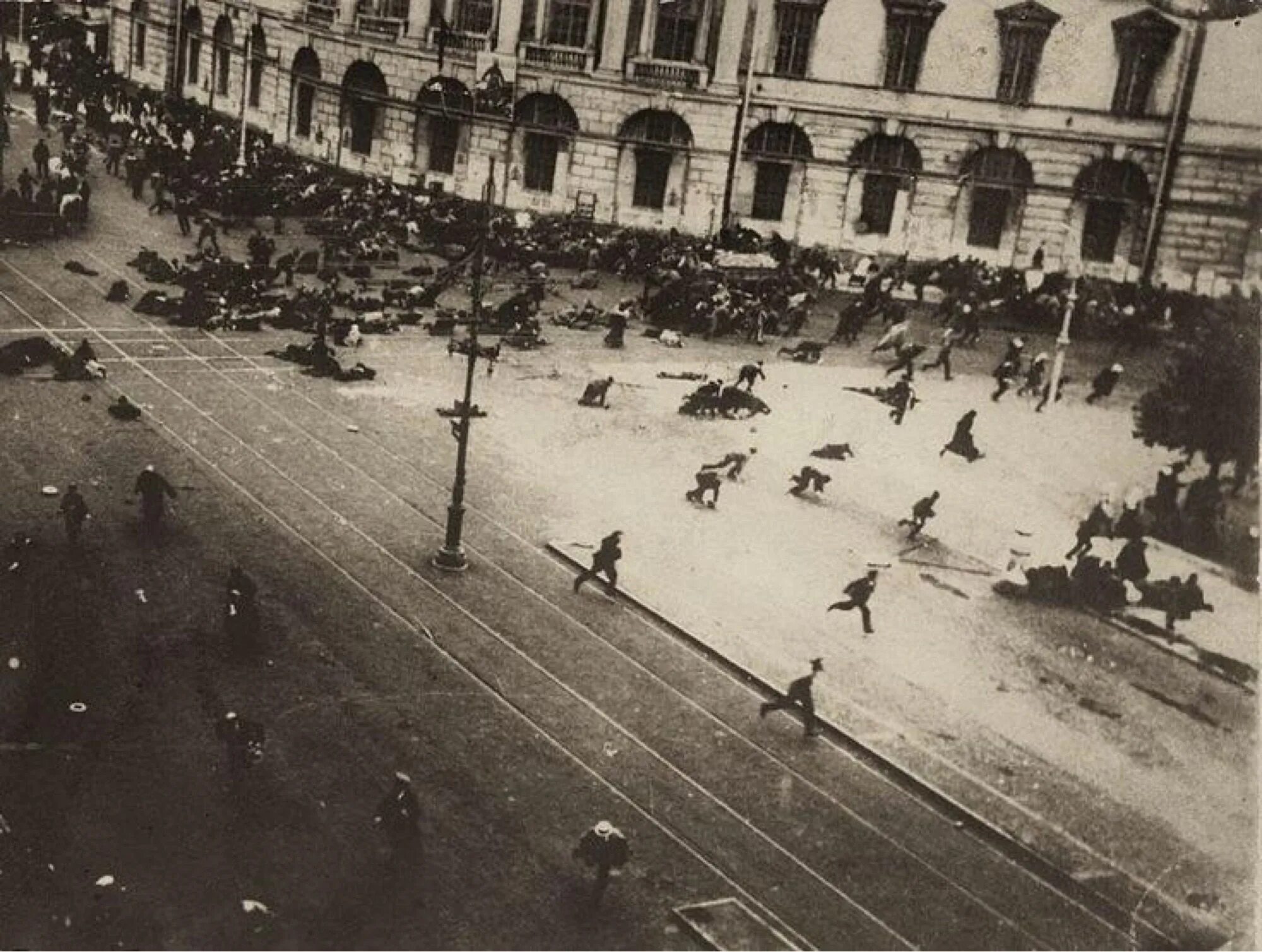 Петроград во времена революции. Петроград в 1917 году. Фотографии Петрограда 1917. Петроград 1905 год. Расстрел демонстрации на Невском проспекте 1917.